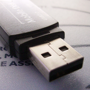 Inventatorul USB regretă că a făcut dispozitivul atât de greu de introdus în port