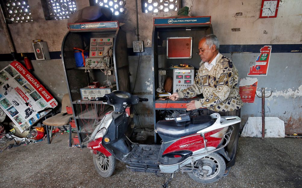 India solicită producătorilor de scutere să se pregătească pentru a trece pe energie electrică