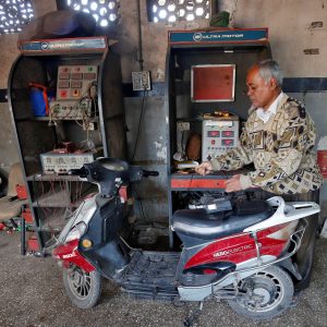 India solicită producătorilor de scutere să se pregătească pentru a trece pe energie electrică