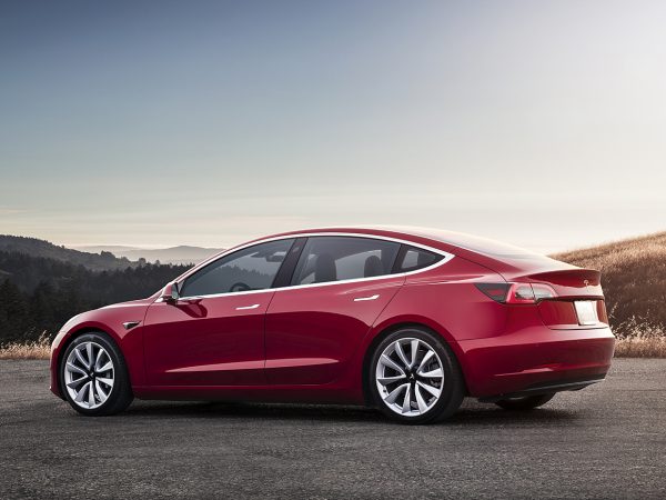 Muncitorii de la fabrica Tesla spun că au folosit și bandă adezivă pentru a putea face față solicitărilor de producție