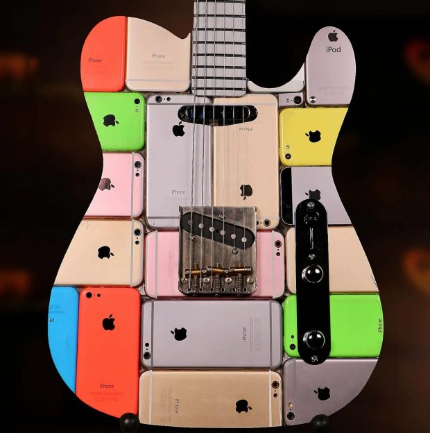 Cum arată chitara funcțională făcută din 106 iPhone-uri