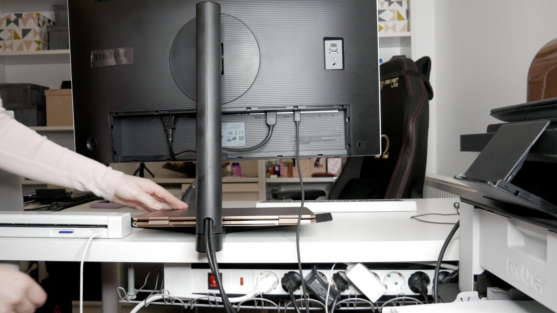 Un monitor curbat de productivitate