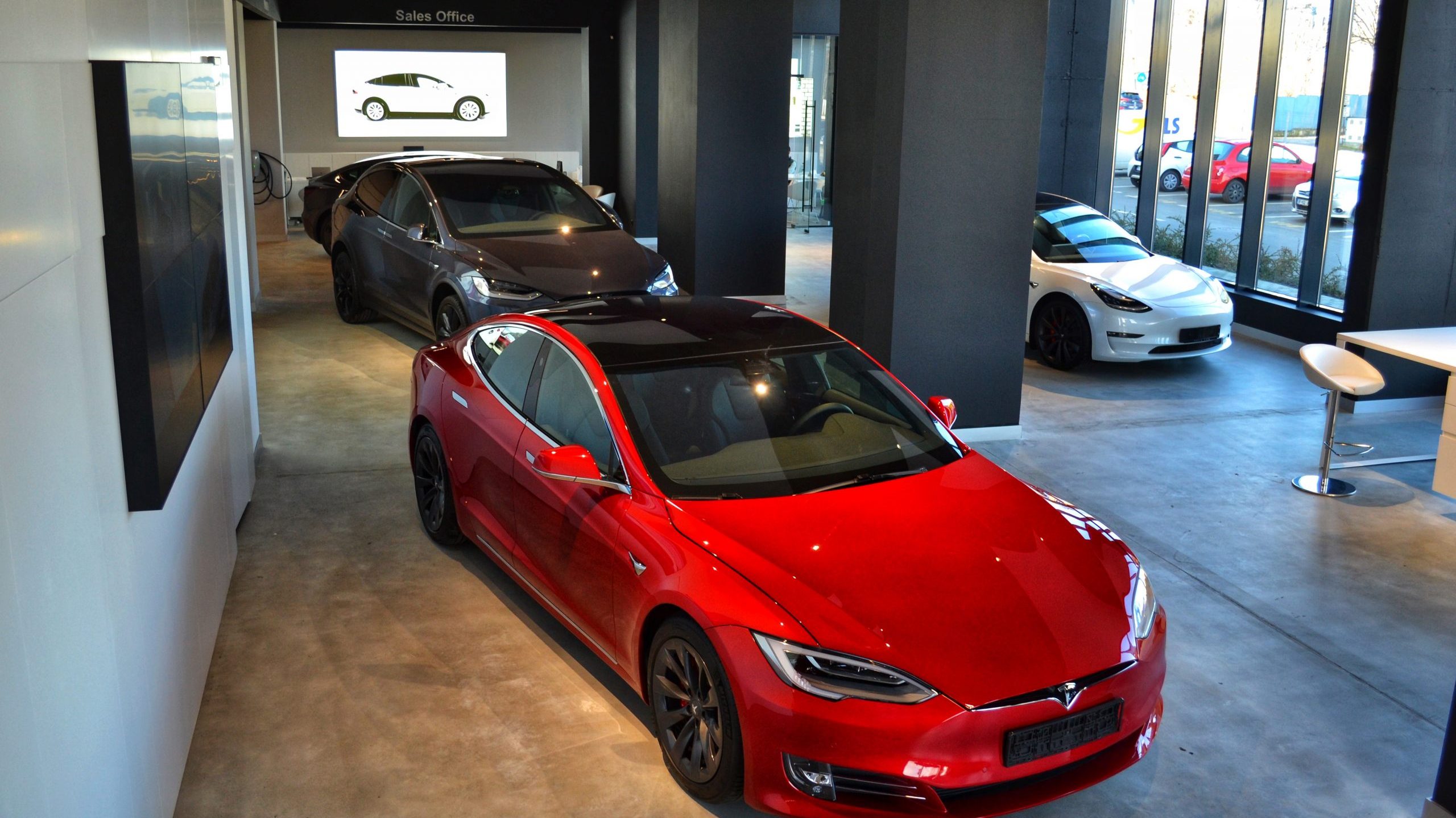 Teslounge anunță primul showroom pentru mașini Tesla