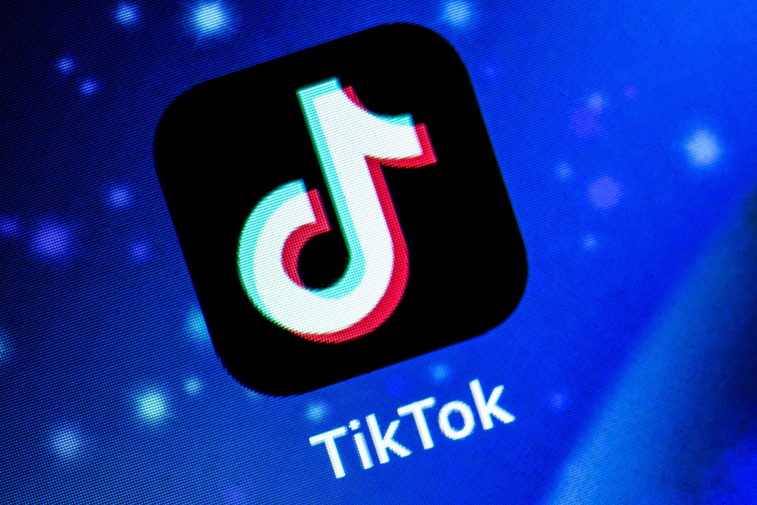 TikTok adaugă avertismente pentru informații 