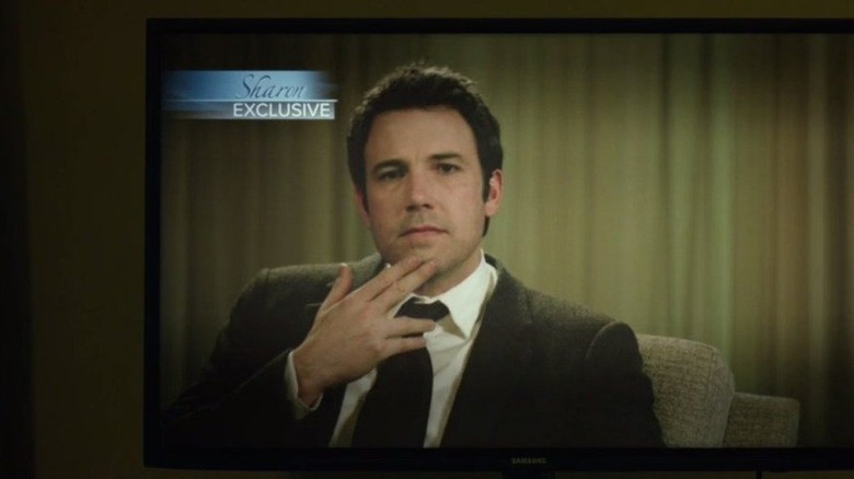 Nick punând mâna pe bărbia despicată la TV Gone Girl