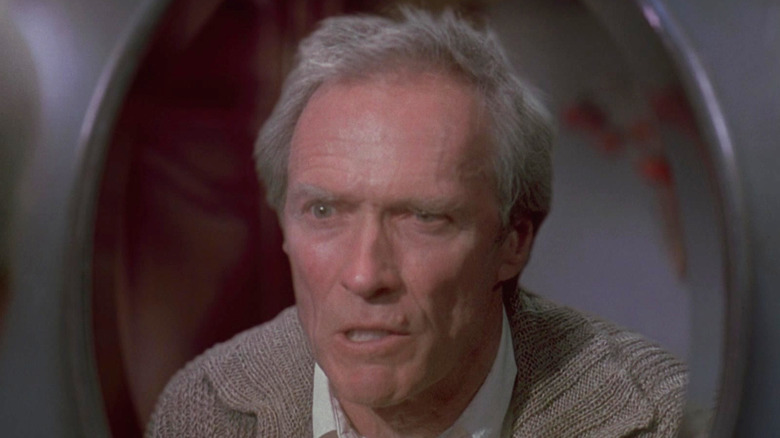 Clint Eastwood se uită dintr-o oglindă la Bill Pullman din Casper