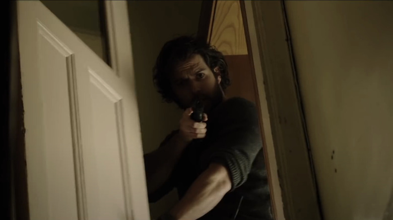 Henry Cavill îndreaptă o armă în Night Hunter