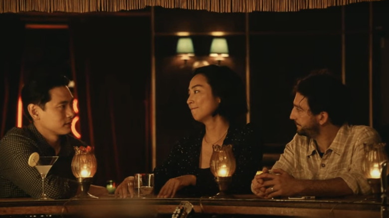 Hae Sung, Nora și Arthur stând împreună la un bar din Past Lives