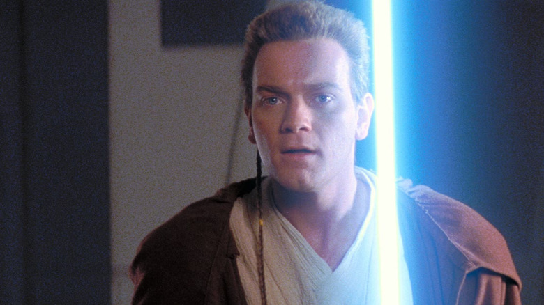 Obi-Wan Kenobi își brandește sabia laser albastră în Star Wars Episode I: The Phantom Menace