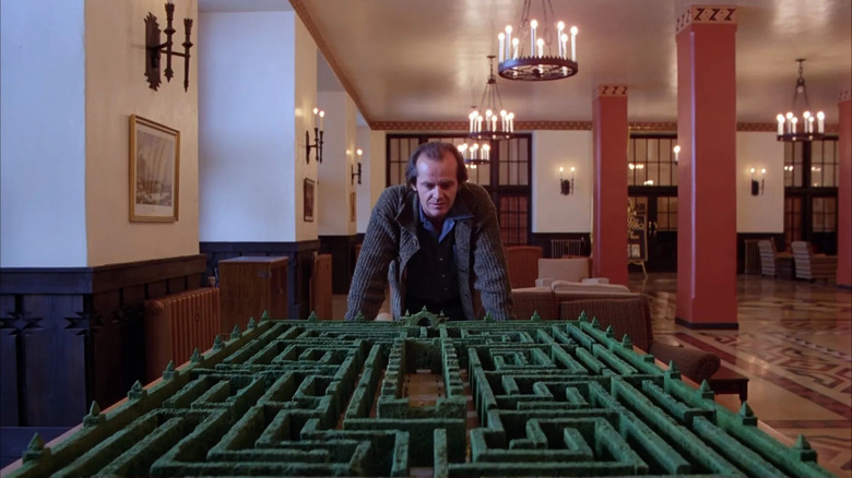 Jack Torrance se uită la modelul de labirint de gard viu din The Shining