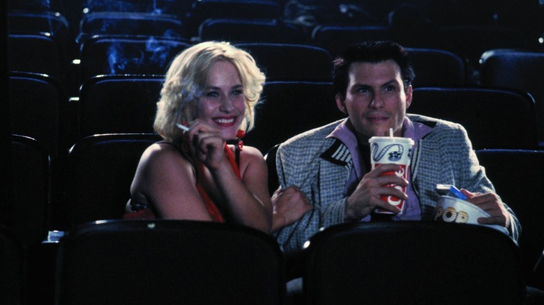 Clarence de Christian Slater și Alabama de Patricia Arquette într-un cinema din True Romance