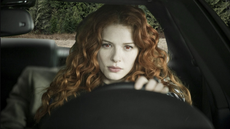 Rachelle Lefevre ca Victoria în Twilight: New Moon conducând o mașină