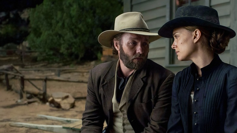 Dan și Jane stând pe verandă în Jane Got a Gun