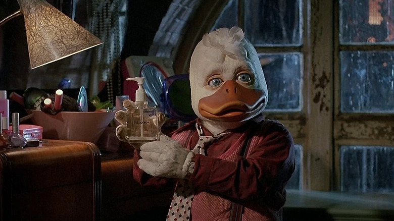 Howard ține o sticlă dozatoare de lichid în Howard the Duck