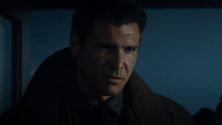 Rick Deckard se uită intens peste o cameră din Blade Runner