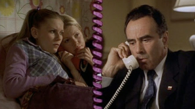 Betsy a lui Kirsten Dunst și Arlene a lui Michelle Williams la un apel telefonic cu Richard Nixon din Dan Hedaya, despărțiți de un cablu de telefon roz în Dick