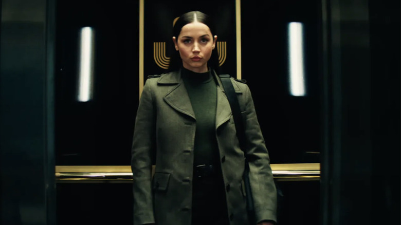 Ana de Armas ca Eve în Balerina într-un lift