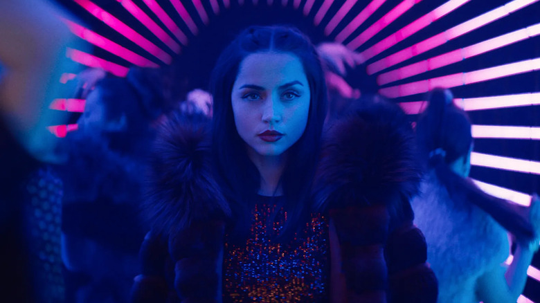 Ana de Armas ca Eve în Balerina într-un club roz cu neon