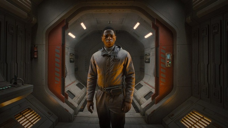 David Jonsson în rolul lui Andy stă pe un coridor în Alien: Romulus