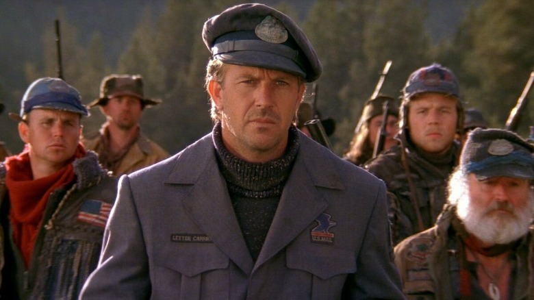 Kevin Costner în rolul Poștașului, care conduce o armată de poștași, în Poștașul