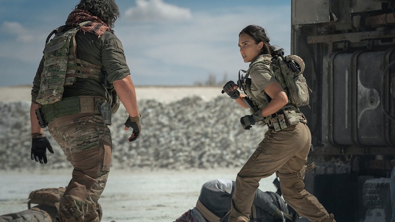 Jerry G. Angelo ca Adam și Jessica Alba ca Parker în Trigger Warning