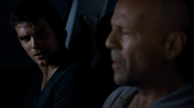 Martin Shaw stă pe scaunul șoferului unei mașini, în timp ce fiul său Will Shaw stă pe scaunul pasagerului