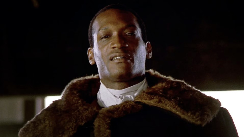 Tony Todd în rolul lui Candyman în garaj