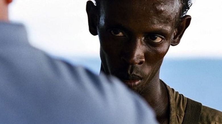 Barkhad Abdi îl privește pe Tom Hanks în Căpitanul Phillips