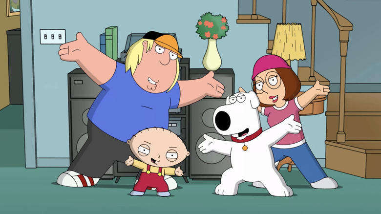 Chris, Stewie, Brian și Meg Griffin pozând din tema cântecului de deschidere a lui Family Guy