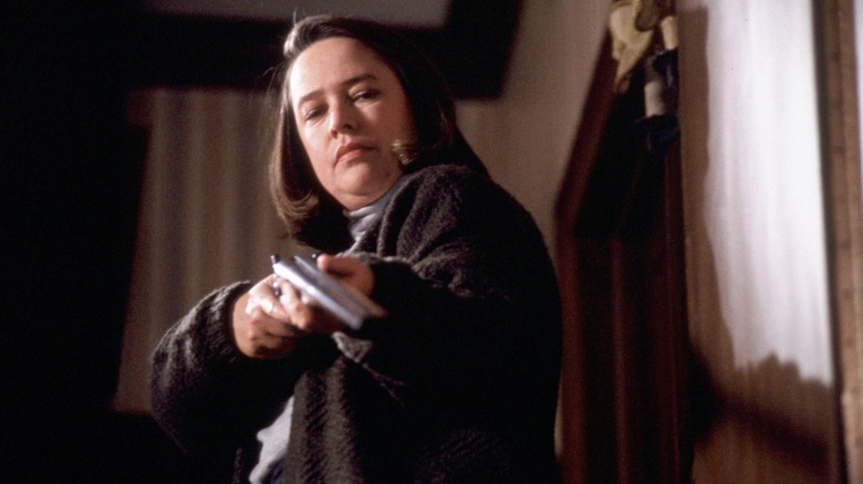 Mizerie, Annie ținând o pușcă