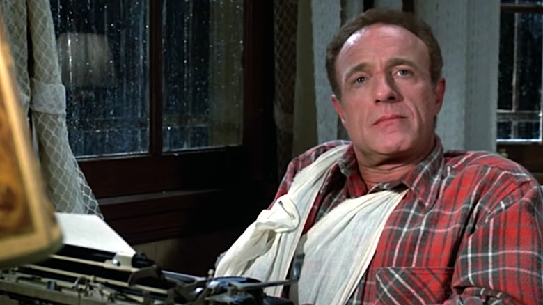 Mizerie, Paul la mașina lui de scris