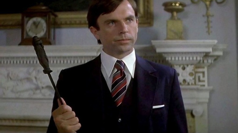 Damien Thorn ține în mână un pumnal străvechi în The Omen III: The Final Conflict