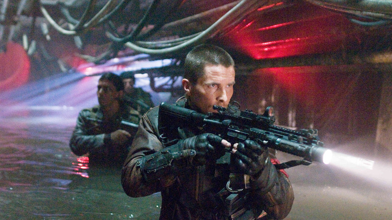 John Connor pândind printr-o canalizare cu o armă