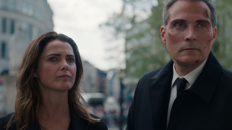 Keri Russell și Rufus Sewell în The Diplomat