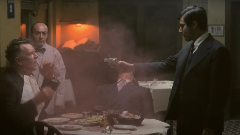 Al Pacino în rolul lui Michael Corleone, încruntat în timpul scenei restaurantului din The Godfather