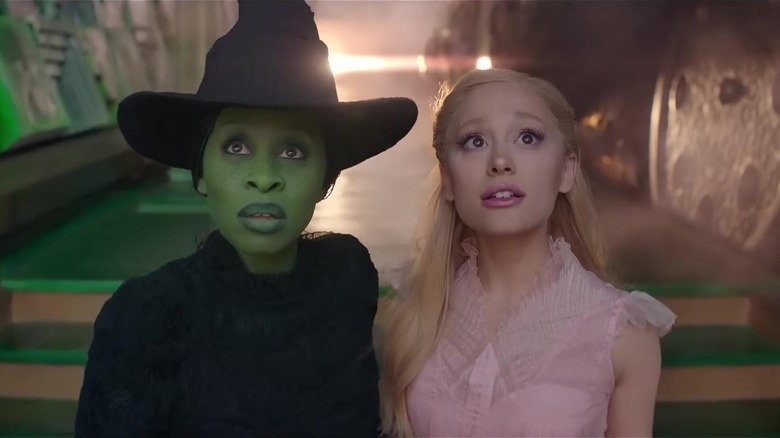 Elphaba a lui Cynthia Erivo și Glinda a lui Ariana Grande privind în sus în Wicked