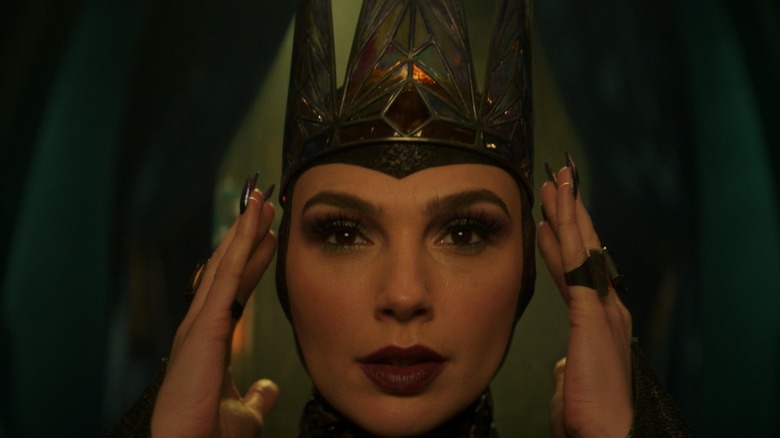 Gal Gadot în rolul reginei malefice care își pune coroana în Albă ca Zăpada (2025)