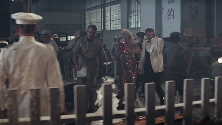 Art Weber îi ghidează pe Indiana și echipajul său prin aeroportul din Shanghai din Indiana Jones și Templul Doom