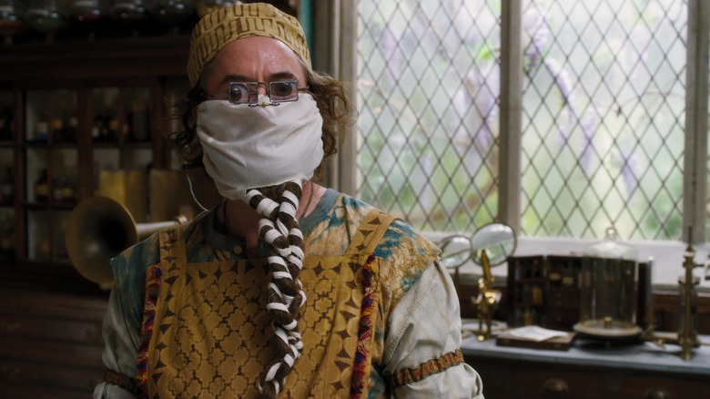 Dr. Dolittle într-o mască ciudată și cu lupe pentru ochi.