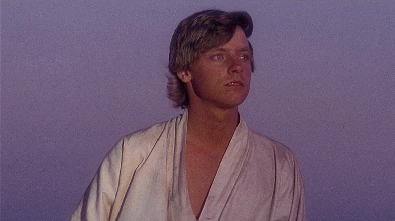 Luke Skywalker se uită cu tristețe la apusul în Star Wars: O nouă speranță