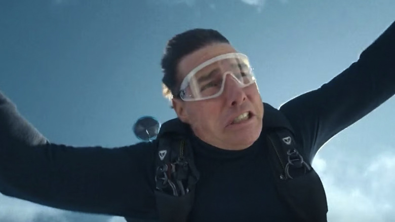 Ethan Hunt zboară prin aer în Mission: Impossible — Dead Reckoning