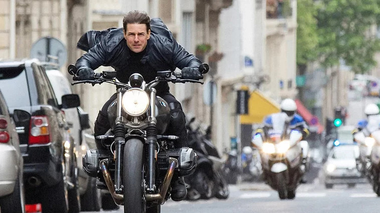 Ethan Hunt se plimbă prin Paris cu o motocicletă în Mission: Impossible
