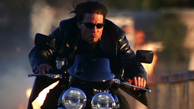 Ethan Hunt, uitându-se 