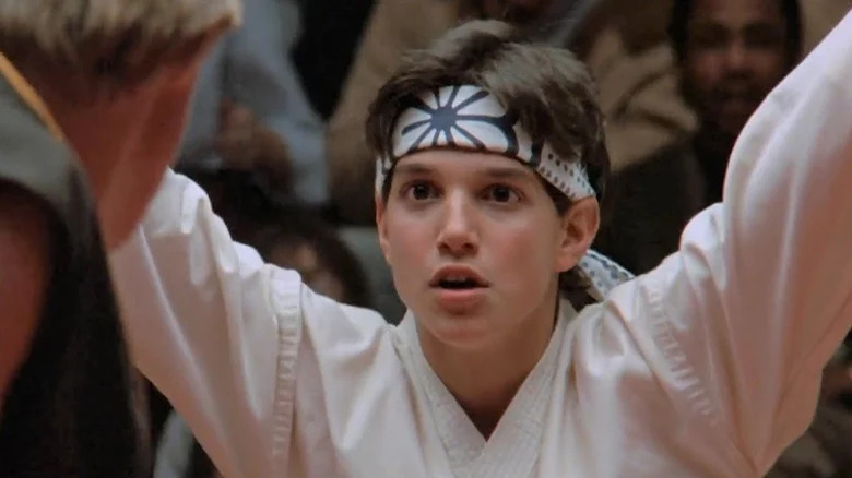 Daniel LaRusso este pe cale să facă o lovitură de macara în The Karate Kid