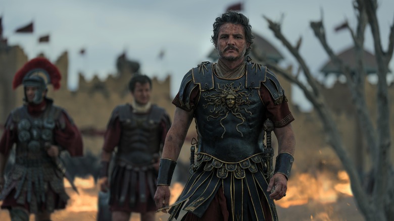 Pedro Pascal în rolul lui Marcus Acacius în Gladiator II acoperit de murdărie după bătălie din Gladiator II