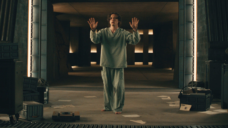 Lewis Pullman în rolul lui Bob făcând cu mâna altor membri ai echipei din Thunderbolts