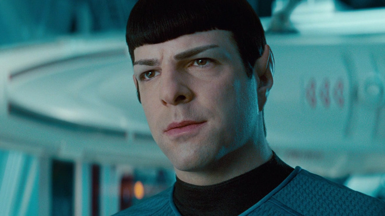 Zachary Quinto în rolul lui Spock care arată serios în Star Trek Into Darkness