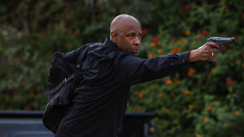 Denzel Washington ca Robert McCall cu arma scoasă în Equalizer 3