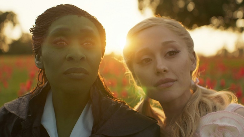 Elphaba a lui Cynthia Erivo și Glinda a lui Ariana Grande privind în sus în Wicked