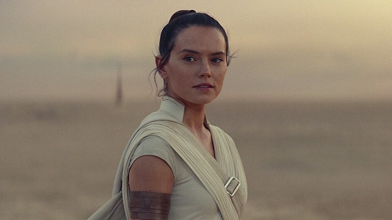 Daisy Ridley în rolul lui Rey privind în depărtare la sfârșitul Star Wars: The Rise of Skywalker